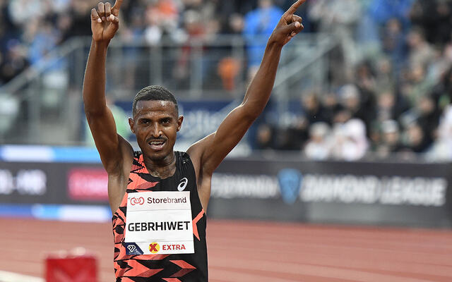 Gebrhiwet viser seierstegnet og har akkurat vunnet en fantastisk 5000 meter under Bislett Games. (Foto: Bjørn Johannessen)