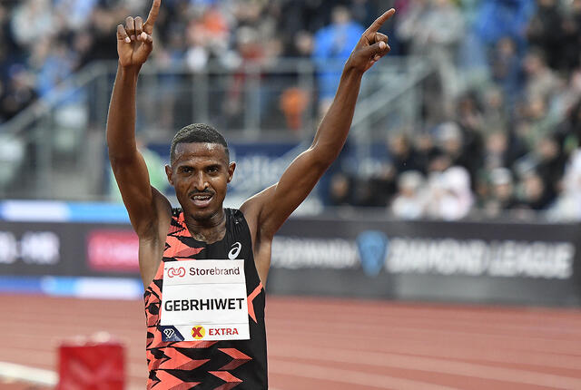 Gebrhiwet viser seierstegnet og har akkurat vunnet en fantastisk 5000 meter under Bislett Games. (Foto: Bjørn Johannessen)