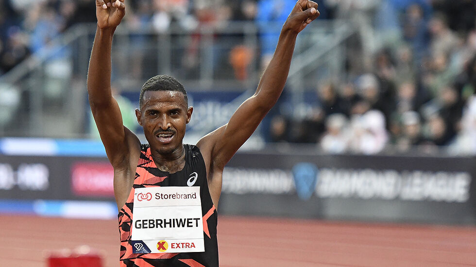 Gebrhiwet viser seierstegnet og har akkurat vunnet en fantastisk 5000 meter under Bislett Games. (Foto: Bjørn Johannessen)