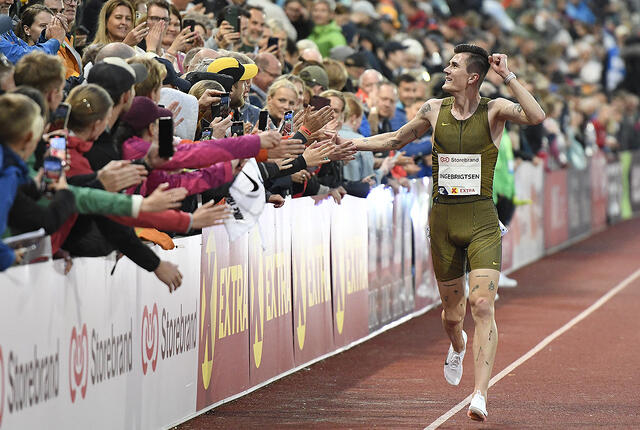 Jakob Ingebrigtsen gav alt for publikum og seg sjøl, også da han løp æresrunden. (Foto: Bjørn Johannessen)