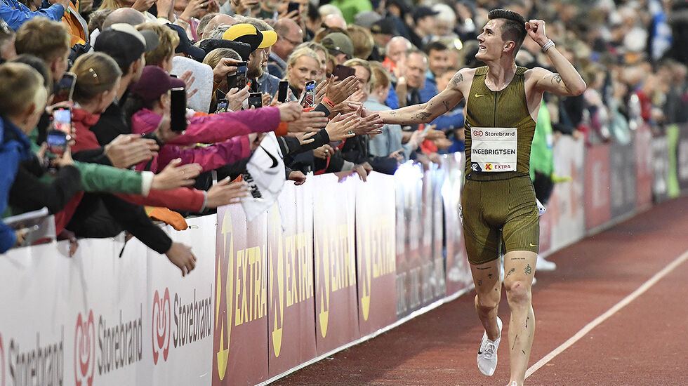 Jakob Ingebrigtsen gav alt for publikum og seg sjøl, også da han løp æresrunden. (Foto: Bjørn Johannessen)