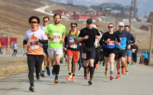Herreteten på maraton. Vinner Erik Furnes i midten, med startnummer 104. (Foto: Kåre M. Hansen / Svalbardposten)