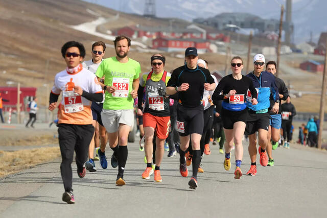 Herreteten på maraton. Vinner Erik Furnes i midten, med startnummer 104. (Foto: Kåre M. Hansen / Svalbardposten)
