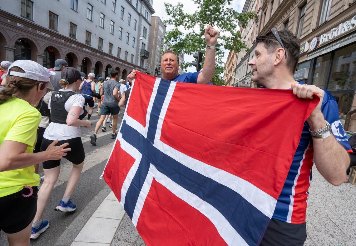 Det var mange norske kvinner og menn i løypa, og tydeligvis også på utsiden av gjerdene. (Foto: Stockholm maraton)