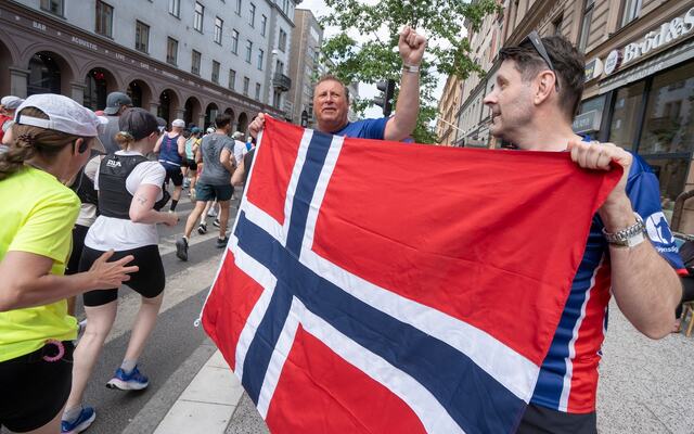 Det var mange norske kvinner og menn i løypa, og tydeligvis også på utsiden av gjerdene. (Foto: Stockholm maraton)