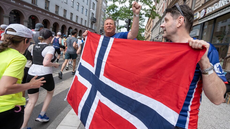 Det var mange norske kvinner og menn i løypa, og tydeligvis også på utsiden av gjerdene. (Foto: Stockholm maraton)