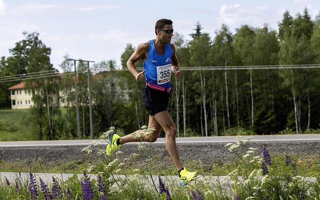 Robert Hisdal da han vant Jessheim Halvmaraton 2. juni i år. (Foto: Bjørn Hytjanstorp)