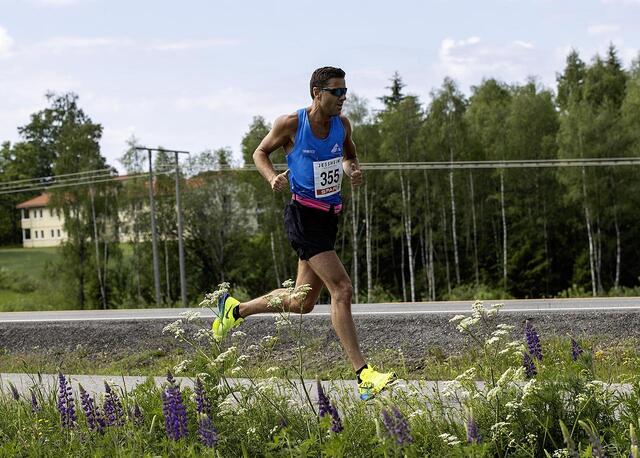Robert Hisdal da han vant Jessheim Halvmaraton 2. juni i år. (Foto: Bjørn Hytjanstorp)