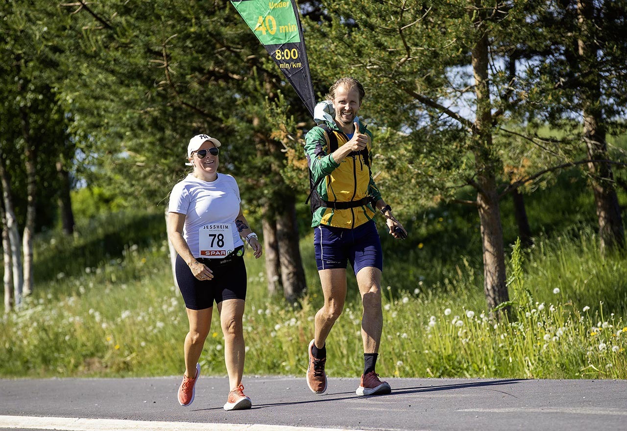 Sist paa 5 km og like blide, Mailen Jorgensen og fartsholder Gjermund Sorstad.jpg