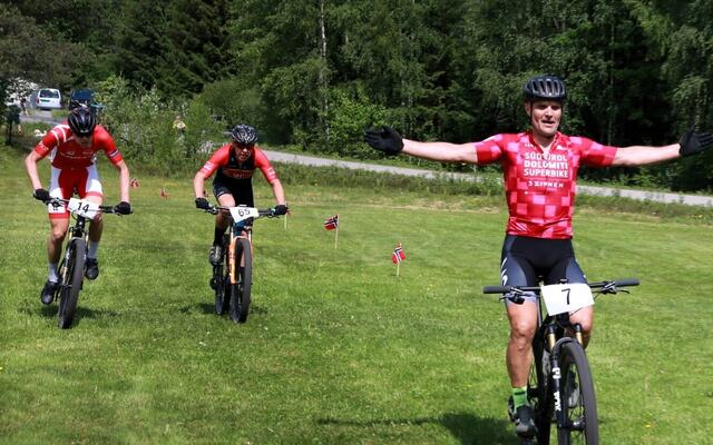 Steffan Hartz Repshus spurter inn til nok en seier i Finnskogkureren sekundet foran både Eirik Bakke (til venstre) og Roar Sollie. (Foto: Mathias Mesøy Berg)