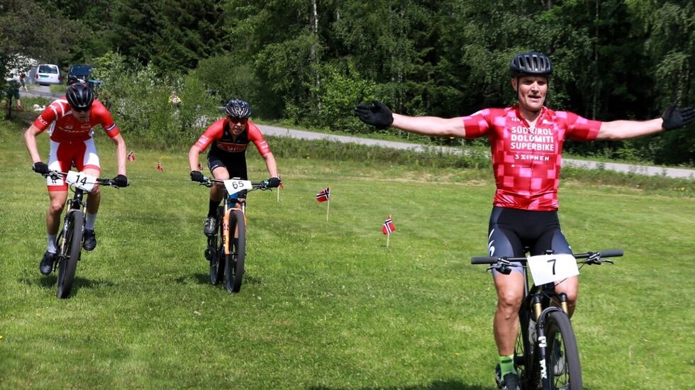 Steffan Hartz Repshus spurter inn til nok en seier i Finnskogkureren sekundet foran både Eirik Bakke (til venstre) og Roar Sollie. (Foto: Mathias Mesøy Berg)