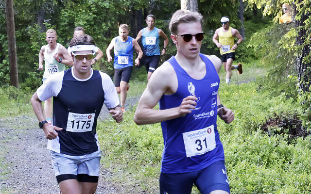 Leif Christian Tallaksen (31), som representerer Lillehammer IF var i teten mesteparten av løpet, og var førstemann i mål. Her passerer han Kanalen omtrent halvvegs i løpet tett fulgt av Jørgen Krogsæter (1175), som leder karusellen totalt etter 5 løp.