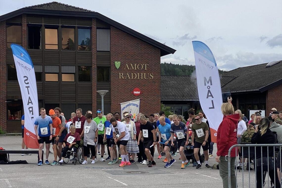 25 løpere står startklare på torget. (Foto fra Åmot Frivilligsentrals facebookside)