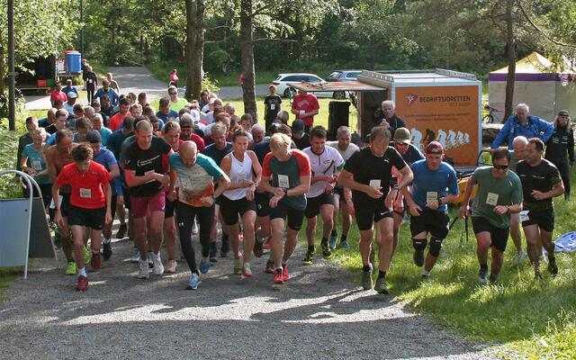 Starten går for sesongens 9. løp - Jegersberg rundt. (Foto: Sverre Larsen)