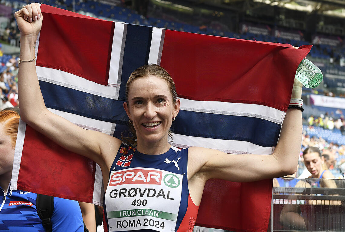 Karoline Bjerkeli Grøvdal med norsk flagg