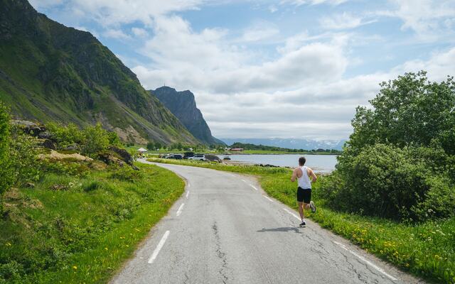 The Arctic Run i sol mellom hav og fjell lørdag. (Foto: Davis Jensen)
