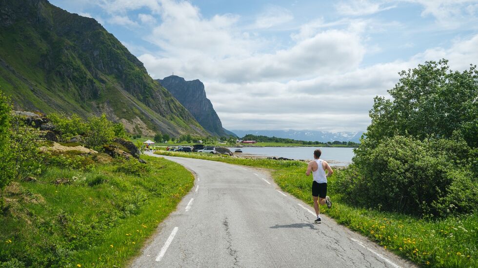 The Arctic Run i sol mellom hav og fjell lørdag. (Foto: Davis Jensen)