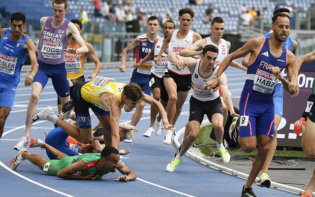 Det var et dramatisk fall i feltet til Jakob Ingebrigtsen, i alt fem mann gikk i bakken. (Alle foto: Bjørn Johannessen)