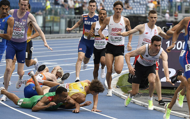 Var det flaks eller dyktighet som gjorde at Jakob Ingebrigtsen unngikk dette massefallet i EM? (Foto: Bjørn Johannessen)