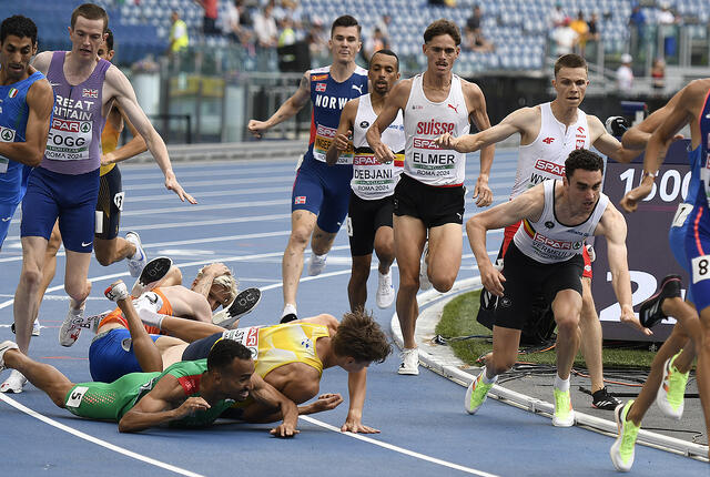 Var det flaks eller dyktighet som gjorde at Jakob Ingebrigtsen unngikk dette massefallet i EM? (Foto: Bjørn Johannessen)