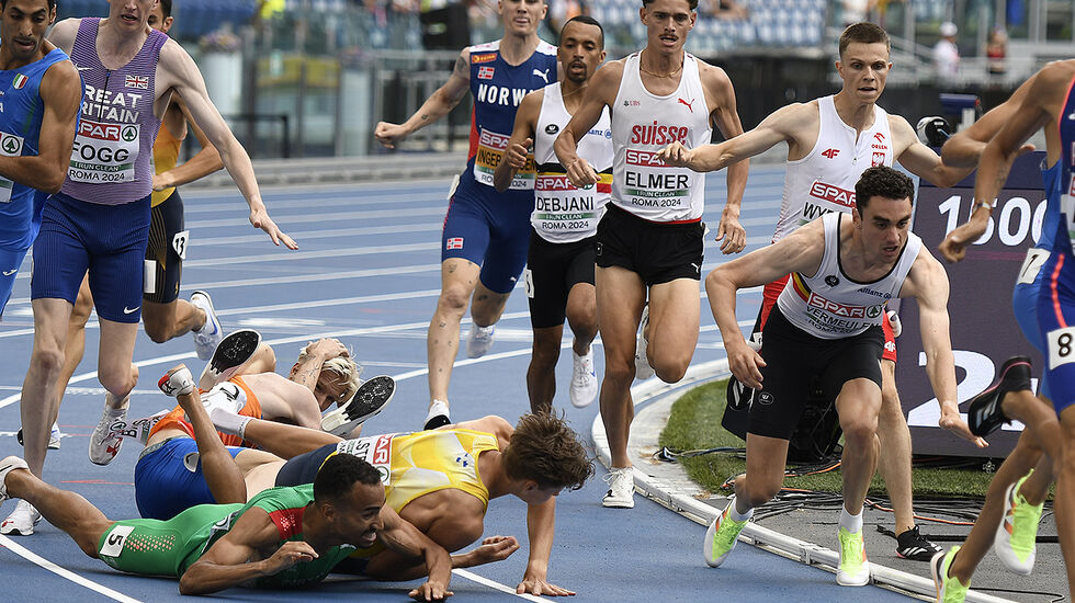 Var det flaks eller dyktighet som gjorde at Jakob Ingebrigtsen unngikk dette massefallet i EM? (Foto: Bjørn Johannessen)