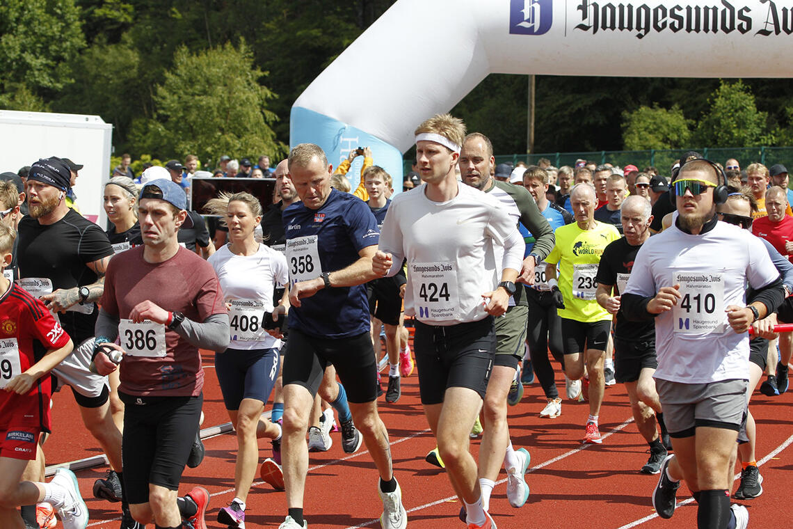 Starten går for årets Haugesund Avis Halvmaraton. (Foto: Torbjørn Fjeldheim HIL)