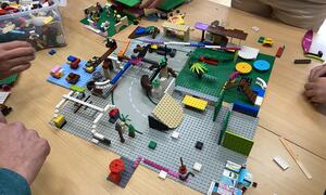 Legobygg som syner forslag til uteområde på den nye skulen.