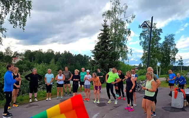 Rolf Bakken gir de vel 20 løperne som var med på fellesstarten beskjed om hvor de skal snu på sin 5 km. (Foto: Line Viola Hvammen)