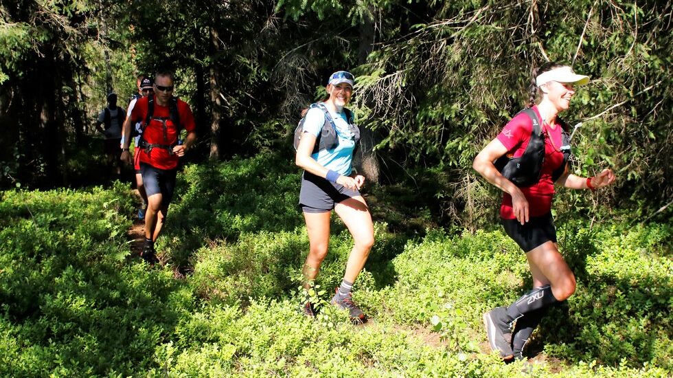 Marit Aamdal, Lene Rodvang og Patrick Åserud i trivelig samløp fra start i Løten i det første og lengste HHT Ultra i 2021.  (Foto: Rolf Bakken)