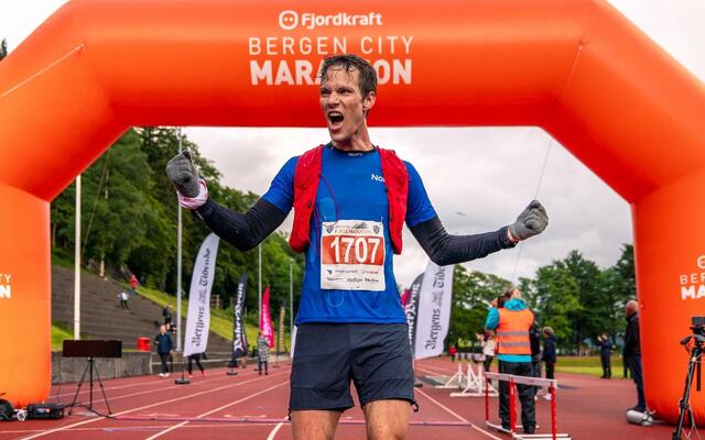 Espen Roll Karlsen kunne slippe jubelen løs på Skansemyra etter å ha avgjort løpet i gjørma nedover. (Foto: Miguel Sarmanto)