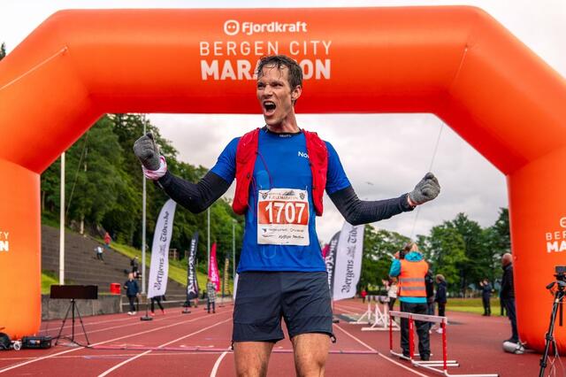 Espen Roll Karlsen kunne slippe jubelen løs på Skansemyra etter å ha avgjort løpet i gjørma nedover. (Foto: Miguel Sarmanto)