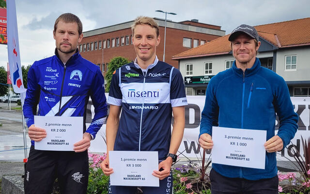 En av landets beste utøvere innen Triatlon, Jon Sæverås Bruvold, som representerer OI Triatlon/Insenti AS ble klart raskeste herreløper foran Oddvin Offigstad, Øyer-Tretten IF t.v. og Amund Hagen Kristiansen, Spreke Opplevelser. Foto: Landsbyen Brandbu.