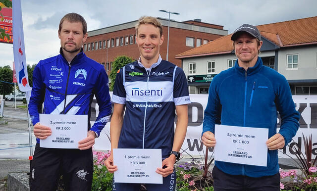 En av landets beste utøvere innen Triatlon, Jon Sæverås Bruvold, som representerer OI Triatlon/Insenti AS ble klart raskeste herreløper foran Oddvin Offigstad, Øyer-Tretten IF t.v. og Amund Hagen Kristiansen, Spreke Opplevelser. Foto: Landsbyen Brandbu.