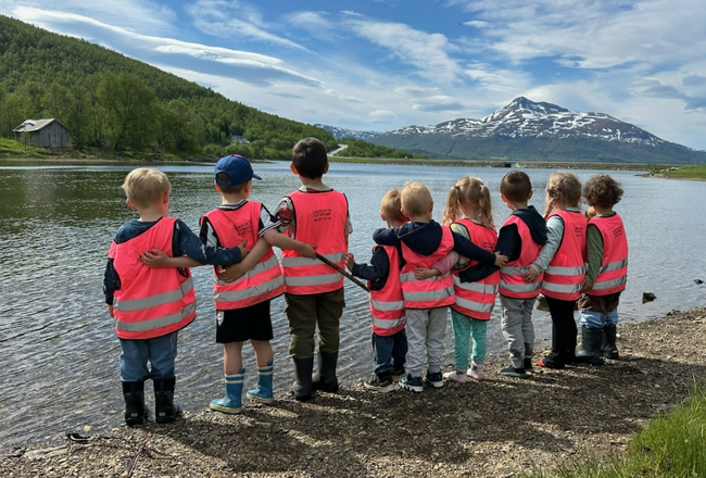 barnehagebarn i fjæra