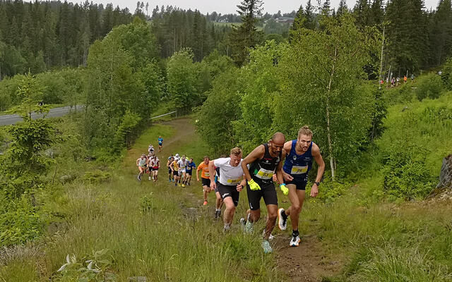 I tet: Frew Zenebe Brkineh (63), Elmer Mulleri Skalle (26) og Joar Thele (88). Det var ingen av disse som vant til slutt, men Brkineh tok andreplassen. (Foto: Rolf Bakken)