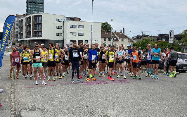 Klare til start i Frøylandsvatnet rundt 2024. (Foto: Annette Hellvik Tjelta)
