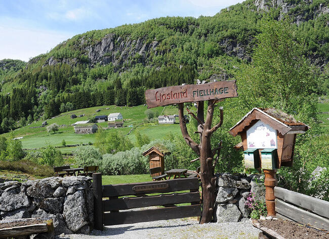 Bilete av inngangsparti til Fjellhagen