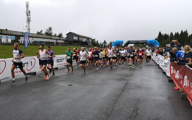 Fra starten for pulje 2 av de 18 som ble sendt av gårde med fem minutters melomrom på Birkebeiner skistadion lørdag. (Foto: Rolf Bakken)