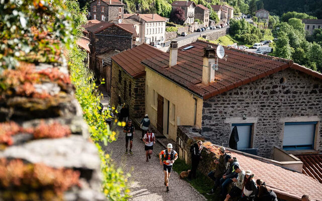 UTMB Trail du Saint-Jacques snor seg gjennom et bølgende natur- og kulturlandskap. (Foto: arrangøren)