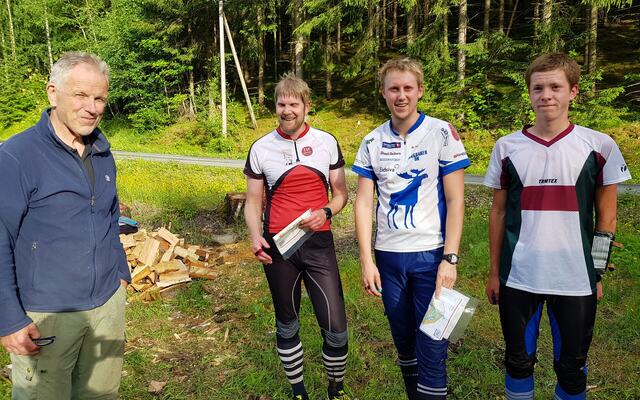 Løypelegger Knut Haug (fra venstre), Geir Myr Øyen, kveldens raskeste i A-løypa Simen Bordal og Aksel Tonjer Fingarsen. (Foto: Stein Arne Negård)