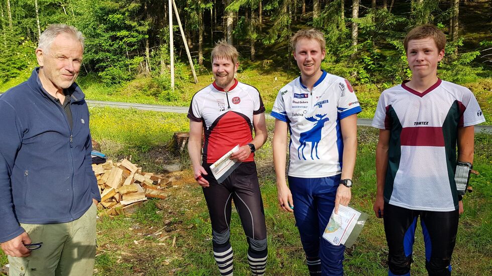 Løypelegger Knut Haug (fra venstre), Geir Myr Øyen, kveldens raskeste i A-løypa Simen Bordal og Aksel Tonjer Fingarsen. (Foto: Stein Arne Negård)