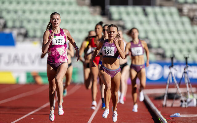 Malin Hoelsveen slo sterke utenlandske løpere og vant 800 meteren på overbevisende måte. (Foto: Samuel Hafsahl)