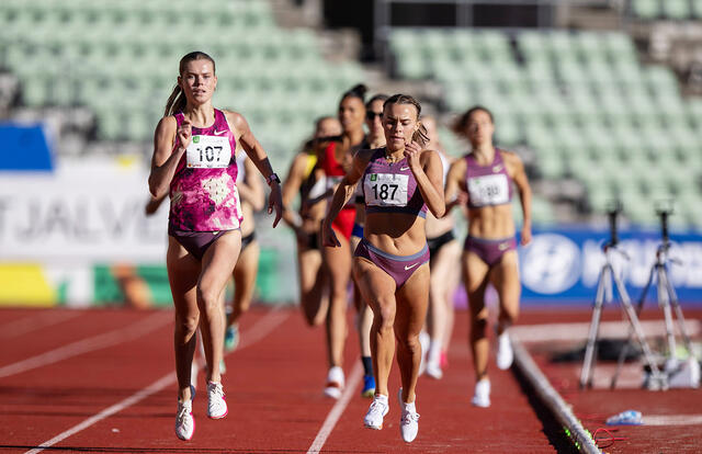 Malin Hoelsveen slo sterke utenlandske løpere og vant 800 meteren på overbevisende måte. (Foto: Samuel Hafsahl)