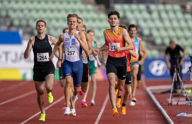 Sigurd Tveit (257) spurta inn til seier på 800 meteren under Boysen Memorial. (Foto: Samuel Hafsahl)