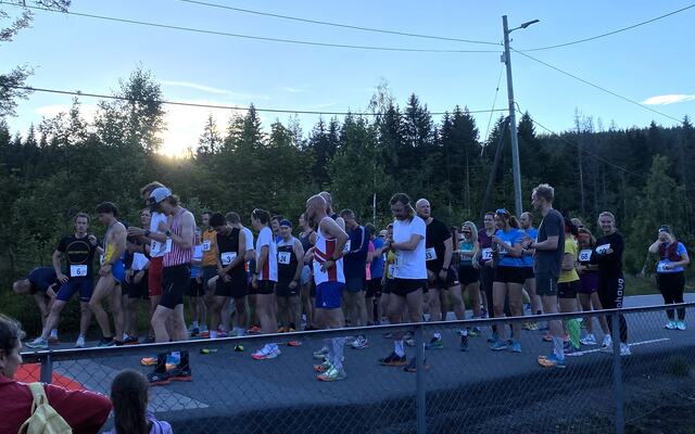 55 løpere klare til start på lang løype fra Maridalen skole kl 21 fredag kveld. (Foto: Arrangøren)