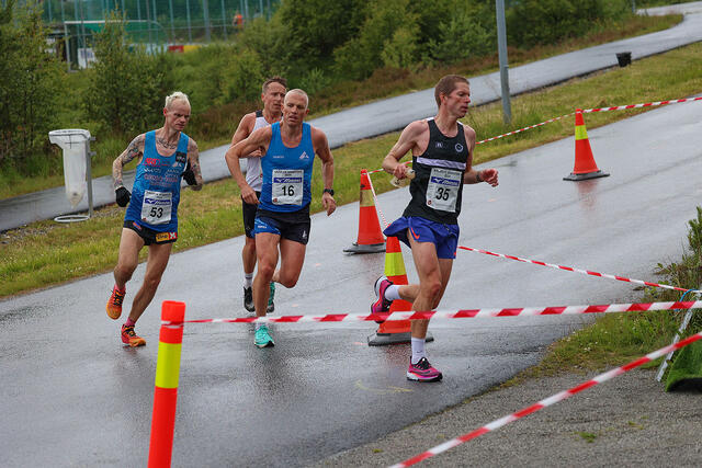 Det var et feilplassert vendepunkt som gjorde at NM-løypen i Knarvik ble for kort. Her ser vi Bjørn Tore Kronen Taranger, Håvard Berland og Helge Haugen i årets NM. (Foto: Arne Dag Myking)