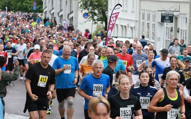 Vel 1650 løpere på 5 og 10 km strømmet ut fra start i Storgata i Tønsberg lørdag. (Foto: Kjell Vigestad)