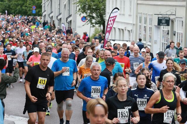 Et par tusen løpere strømmet ut fra start i Storgata i Tønsberg lørdag. (Foto:  Kjell Vigestad)