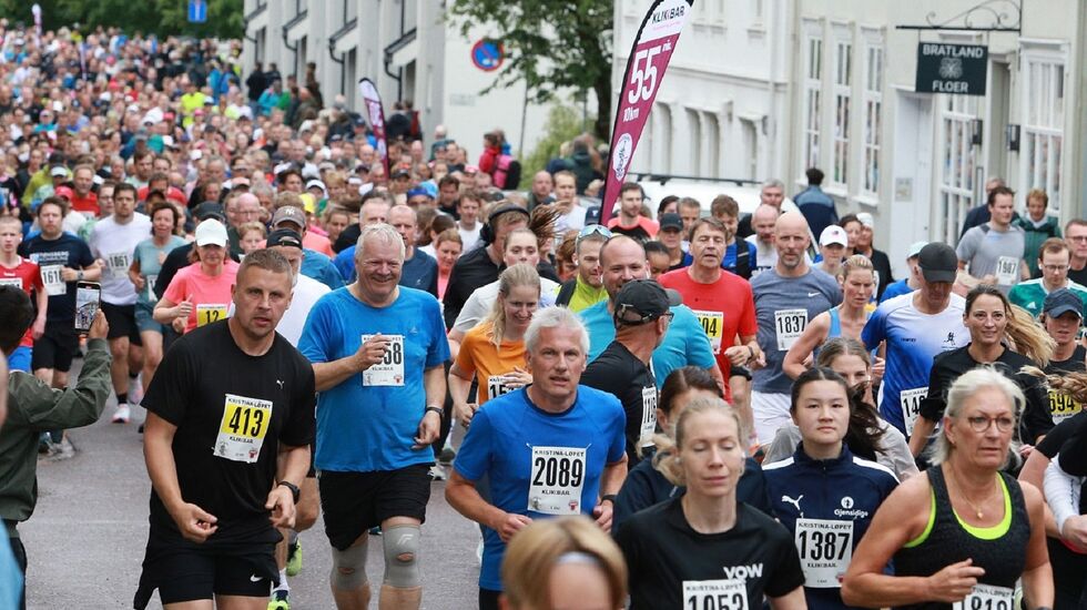Et par tusen løpere strømmet ut fra start i Storgata i Tønsberg lørdag. (Foto:  Kjell Vigestad)