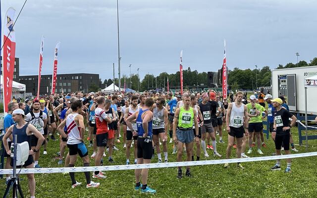 Et fyldig maratonfelt var klart til start i fjor. I år blir det trolig enda større. (Foto: Annik Bjørndal)